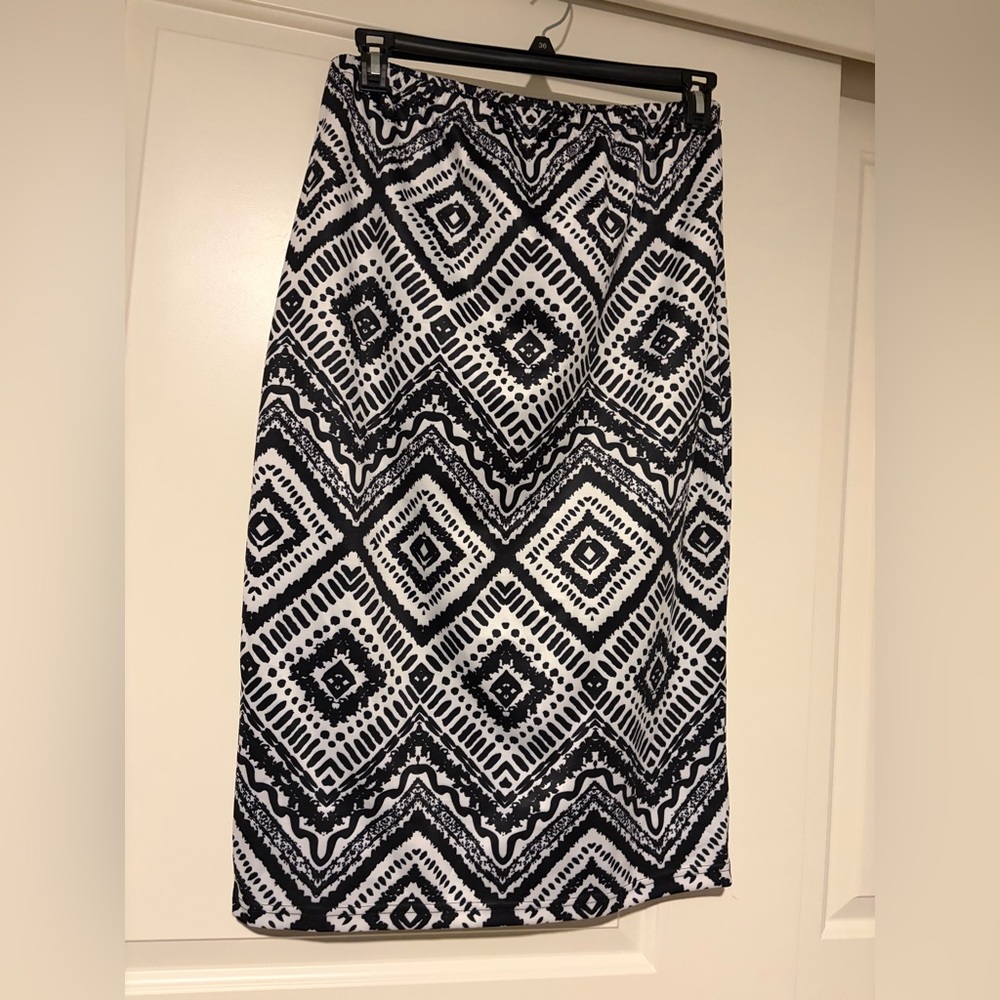 🖤🤍Black and White Geometric Patterned Skirt🖤🤍